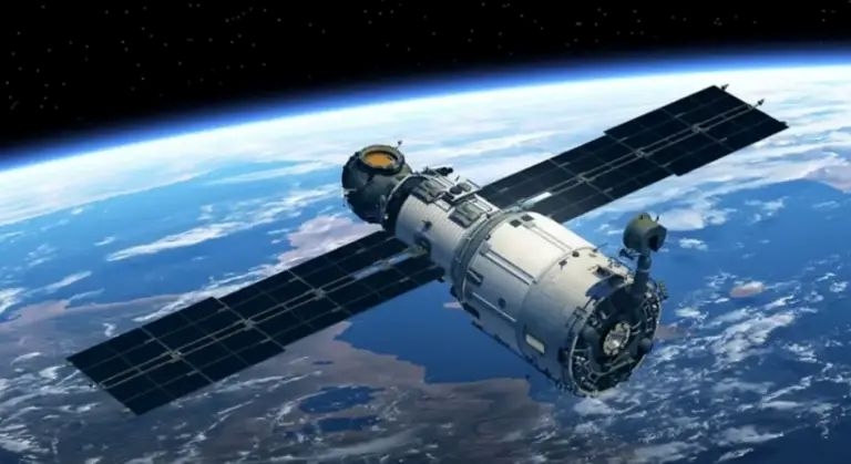 港媒爆料，一颗3.6万公里高空的北斗卫星，被另一颗卫星缓缓接近